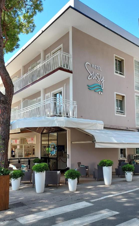 Hotel Susy - Ambienti rinnovati 2022 - direttamente su viale Dante e a due passi dal mare Riccione Esterno foto